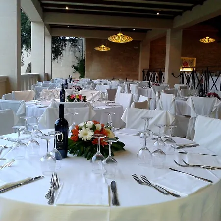 奥特朗托乐查勒海滩度假酒店