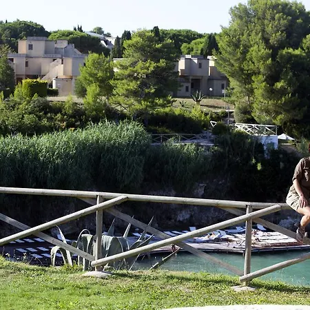 奥特朗托乐查勒海滩度假酒店